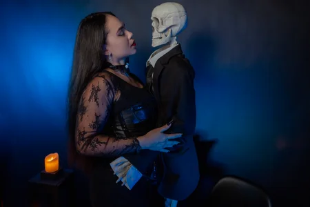 Moon_of_Hadesの🖤🌙The moon watches over them: Morticia and Homer in the darkness 🖤🌙の 5枚の写真