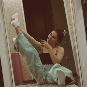 CarolannMirjahstretching in front of the mirror🪞 Bild 5