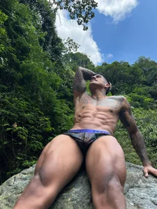 flexing de AdanReilly  Imagens