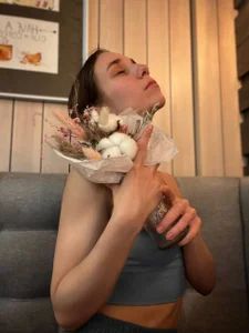 PetraHambelton relax in cafe Pic 2