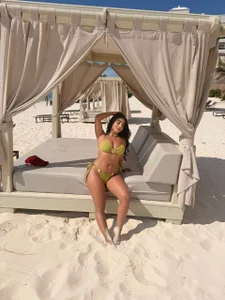 Mila_Hudson I love going to the beach slika 2