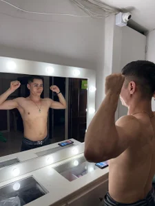 LeoMonnroeのmy sensual body 🔥の 2枚の写真