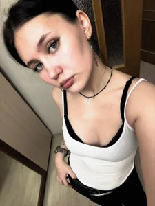 My shy bra de JerriJereb Foto