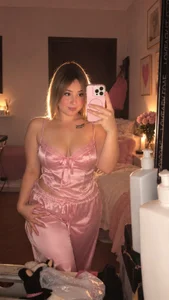 LunaGomez_PinkのPublicの 3枚の写真