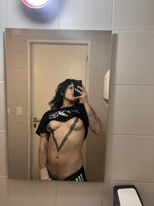 Hot 🥵 de zoe_secrets  2 Imagens