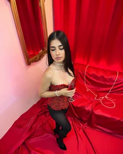 Natasha_Ferrec A touch of danger, the rest is up to you 😈 Billede