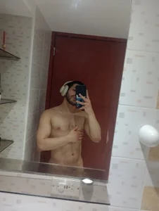Mercury_muscle This is me, I just woke up and took my morning shower.😏 Pic 3