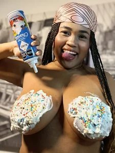 PlacerTallaXXX Chantilly cream on my breasts 🧁🧁 Bilde 4