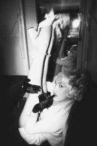 on the train de Monroe_Linger  9 photos