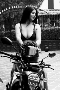 alhaana_ A beautiful motorcyclist! 🫣🫣 圖片 4