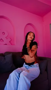 TattoedLexi_ You know you need this 👅 Foto 3