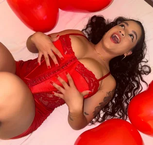 LyzzGuzman RED CANDY Pic 2