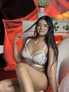 kimberly_montiel How do I look today? 🌸 Pic 3