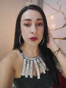 Bella_williamss_ black and shiny dress Billede 2