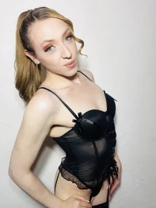 hazisabel a girl in sexy clothes Foto 2