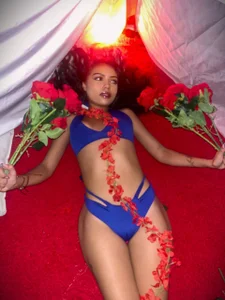 PaolaB_g I’m not looking for flowers...🌹😈 Gambar 2