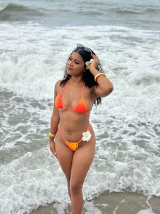 Sophia_brunette_02 beach day Pic