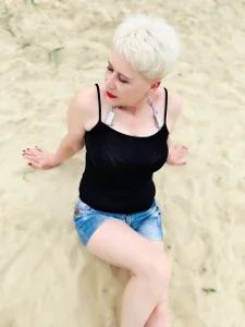 Nika_Clare Public Pic 6