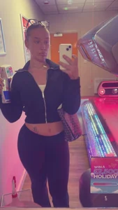 NellHughesUkx Public Pic