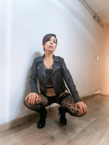 Trinityy__ Mature woman dressed in black, hot and playful, very dangerous for hot things Foto