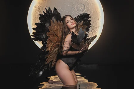 MaryLewis_Moon angel图片