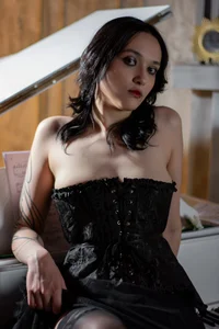 DarcyBlackwood A dark figure Bilde 4