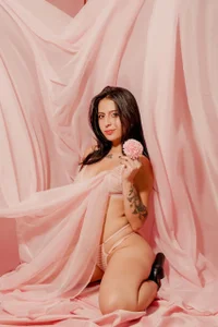 Me on pink 🥰 de iambastet  7 Imagens