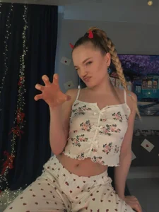 JulieLupo I wake up in the morning, go to wash my face and then bam! - there are horns on the head😝 Fotka 2