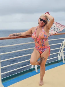 I was happy on a cruise 🌊🌴🥥