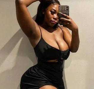 Thick_Bella: Public ( 3 фото)