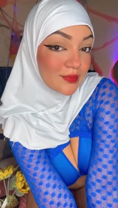 Dana-Alabi Ready to get lost in my blue lace? 🔥🤤 Immagine  3