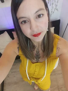 Ariana_blonde Come closer… I promise I don’t bite, unless you ask. 😈 Billede 8