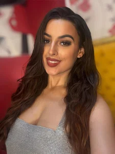 Confidence with a touch of red od VallerieJones  4 snímek