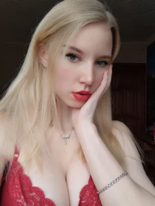 Cutieblondegirl Posing in red lace lingerie Fotka 3