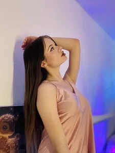 SirenBeatrice Hot brunette teases in a silk dress Foto 3