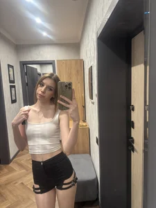 MollyShinee Quit blocking the doorway, come in 😏 зображення 2
