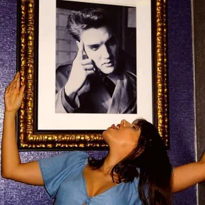 Lora_Chanel Public Εικόνα 5