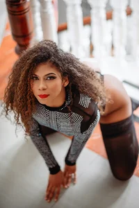 AlinaSweett “Curls vs Straight… which do you prefer me with? ❤️ Like the album if you vote for curls 🖤 Immagine  2