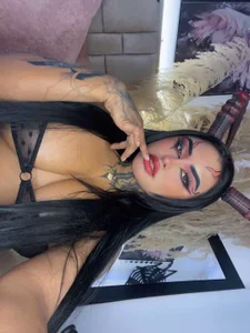 Lairahearvy 👻 Dare to play with me? 🖤 - {count, plural, one {תמונה אחת} two {שתי תמונות} many {# תמונות} other {# תמונות}}