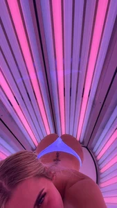 TamaraTemptationscatching a tan Bild