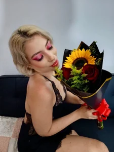 CharlotteLoren flowers 🌹 صورة واحدة|CharlotteLoren flowers 🌹 صورتان|CharlotteLoren flowers 🌹  2 صور|CharlotteLoren flowers 🌹  2 صورة