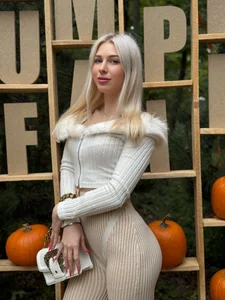 Soft look, dangerous intentions. 😏🕷️ od Yanna_miana  2 snímek