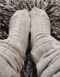 Aleya_Black my gray socks Bilde