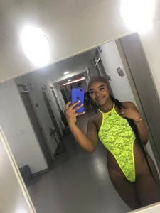 malu_horny_69 A green chocolate Pic 4