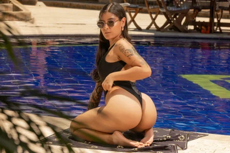 LauraRaider Pool is waiting for you Foto 3