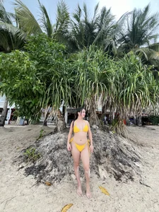 CraveMyCurvesのSeleneの 4枚の写真