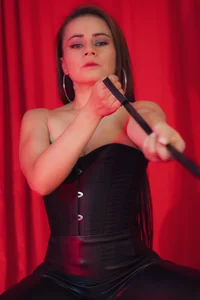 MistressSlut1のIM YOUR DOMINATRIXの 5枚の写真