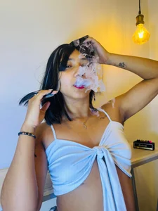 SamanthaFox_8 smoke came in Pic