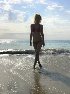 AdrianaSeaSea. The sun. Red bikini图片 4