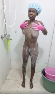 Showering de Nasty_sonnie  Imagens